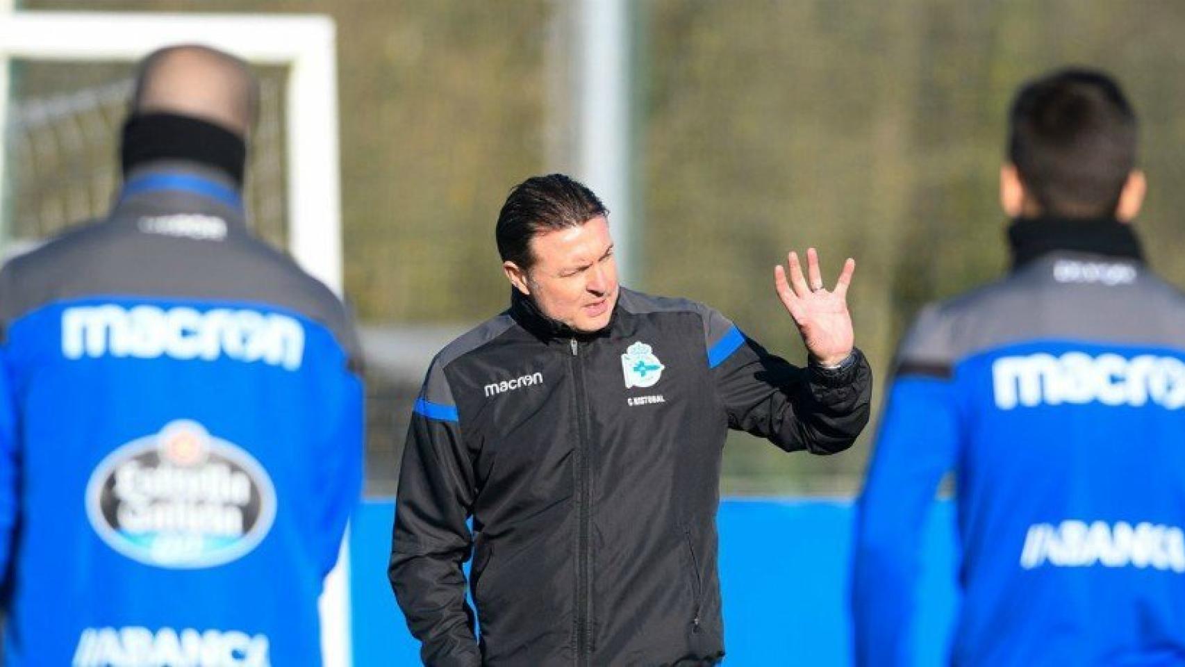 Cristóbal Parralo dirige un entrenamiento del Deportivo. Foto Twitter (@RCDeportivo)