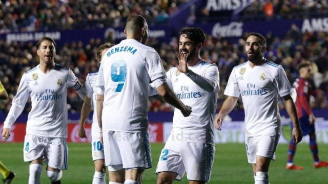 Los jugadores felicitan a Isco