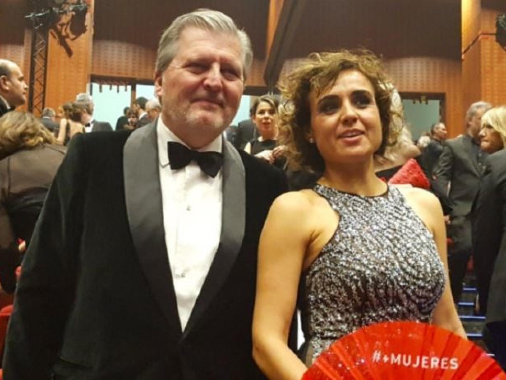 El ministro Méndez de Vigo con Dolors Montserrat, ministra de Igualdad. EFE.