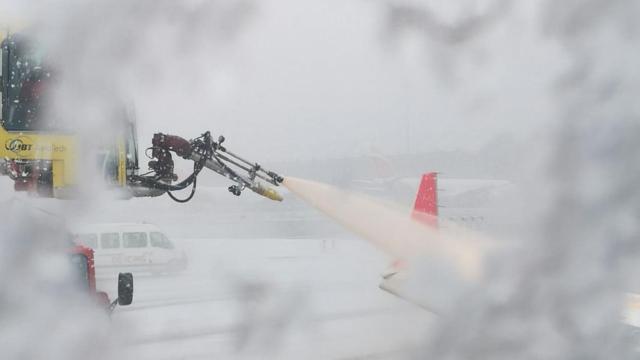 Así descongelan un avión en Barajas