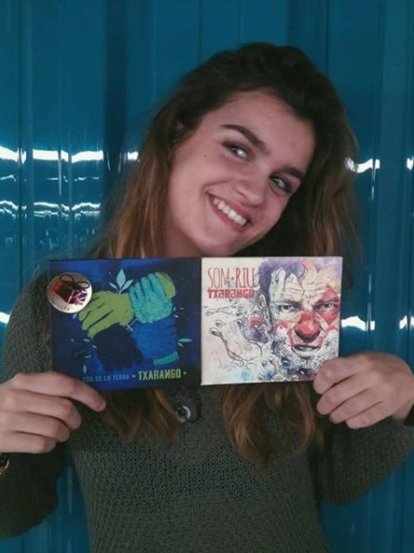 Amaia enseña los discos de Txarango que le regaló Alfred.