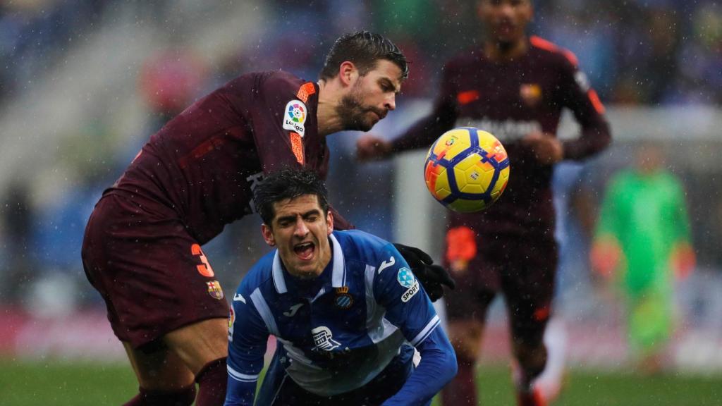 Piqué, ante Gerard Moreno, dos de los símbolos de Barcelona y Espanyol.