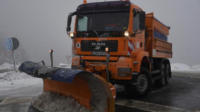 Una máquina quitanieves, trabajando en Navacerrada.