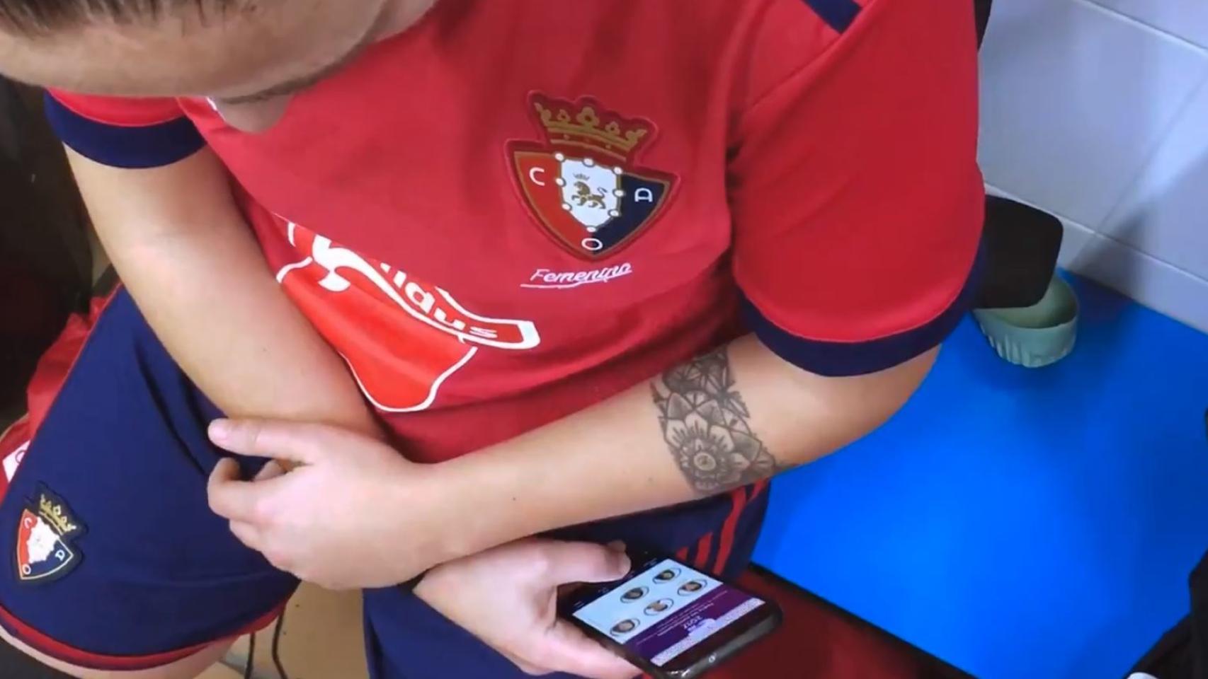 Una jugadora de Osasuna vota por Amaia.