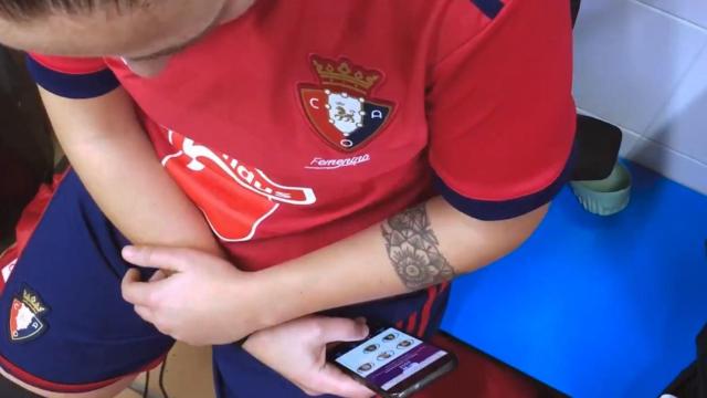 Una jugadora de Osasuna vota por Amaia.