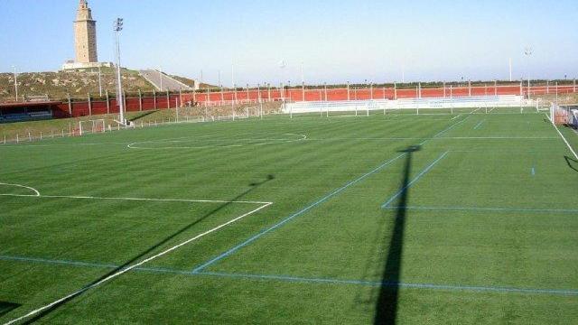 Campos, sin usuarios, de la ciudad deportiva de A Torre en A Coruña.