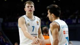 Doncic y Campazzo celebran una canasta