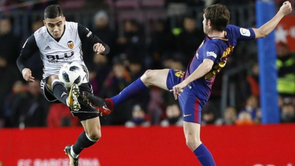 La brutal entrada de Sergi Roberto a Andreas Pereira. Foto valenciacf.com