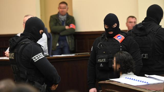 Abdeslam custodiado por la policía durante el juicio.