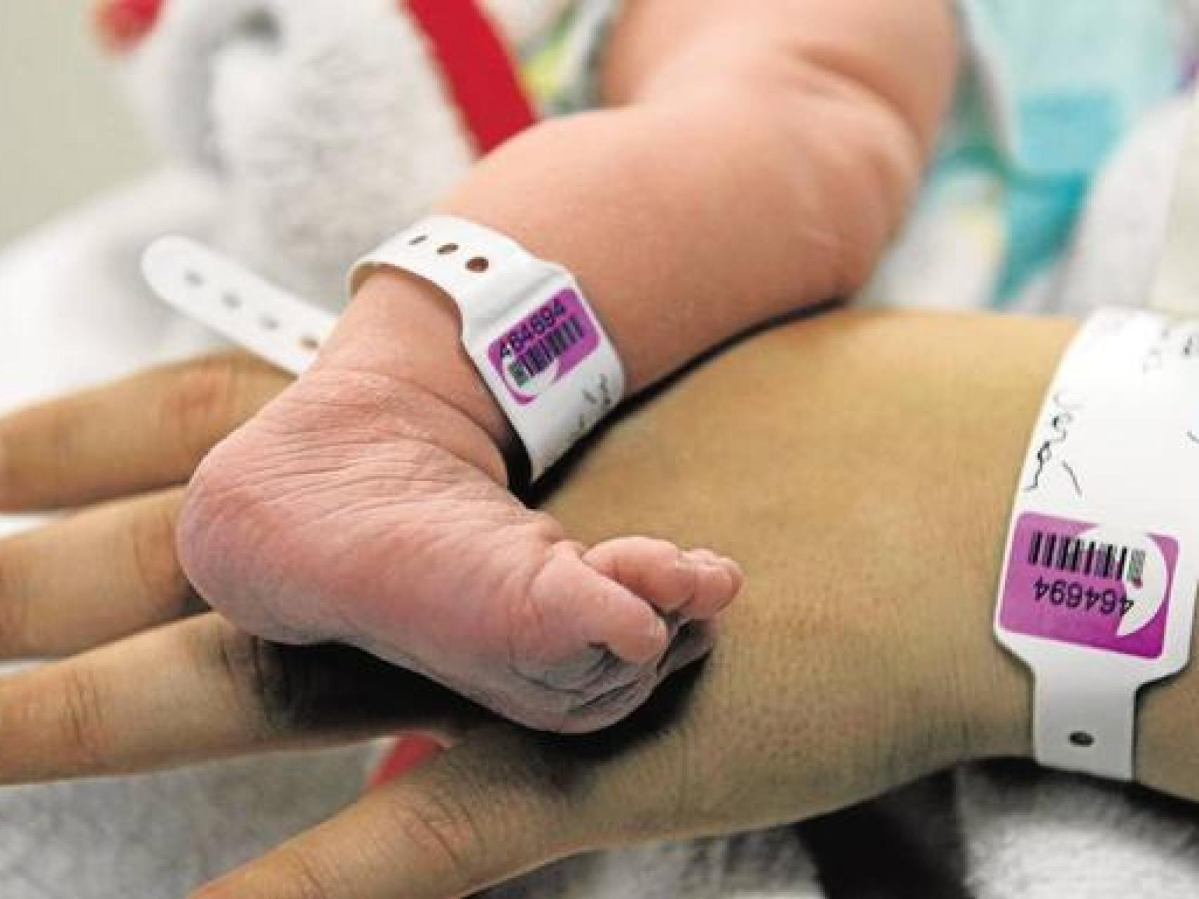 La niña de 11 años ingresó -antes de dar a luz- con supuestos problemas estomacales