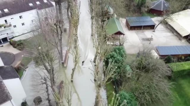 Es posible hacer surf en las calles de París y este vídeo lo demuestra