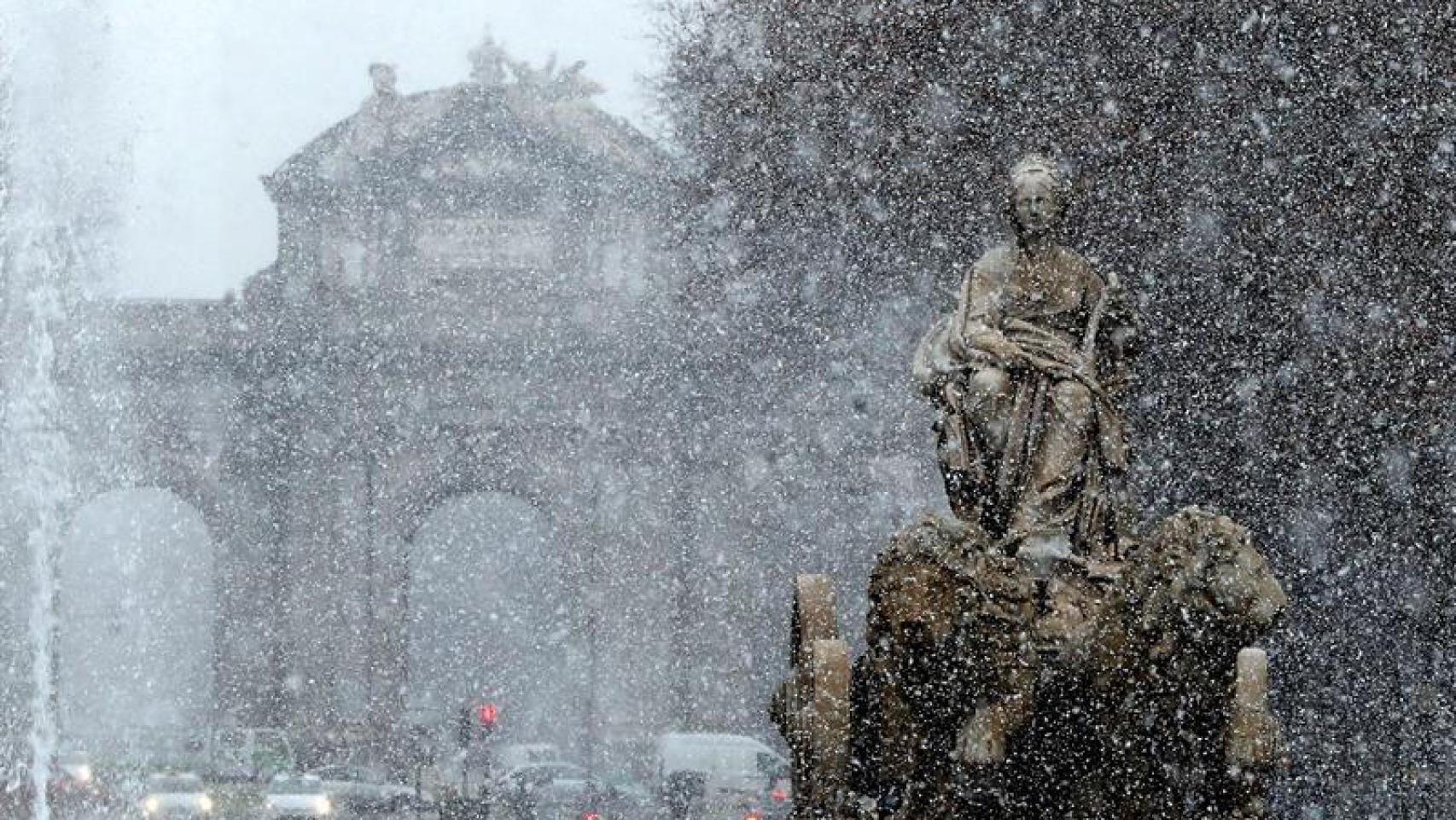 Vista de la Cibeles y la Puerta de Alcalá durante la nevada en Madrid.