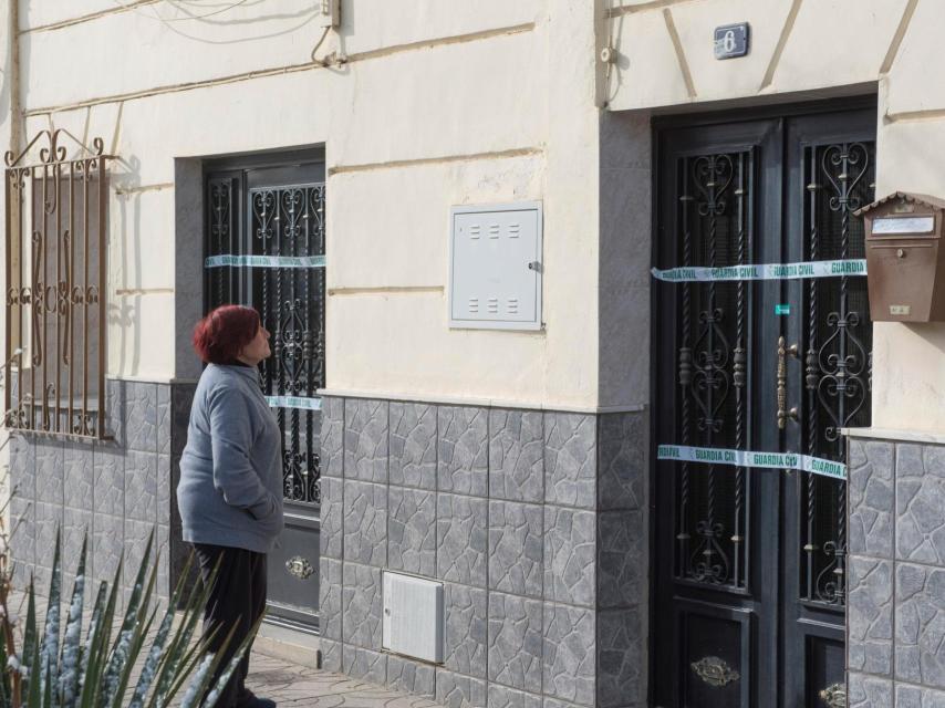 Una vecina mira la vivienda donde Pilar murió a manos de Antonio en la madrugada de este domingo en la localidad granadina de Guadix.