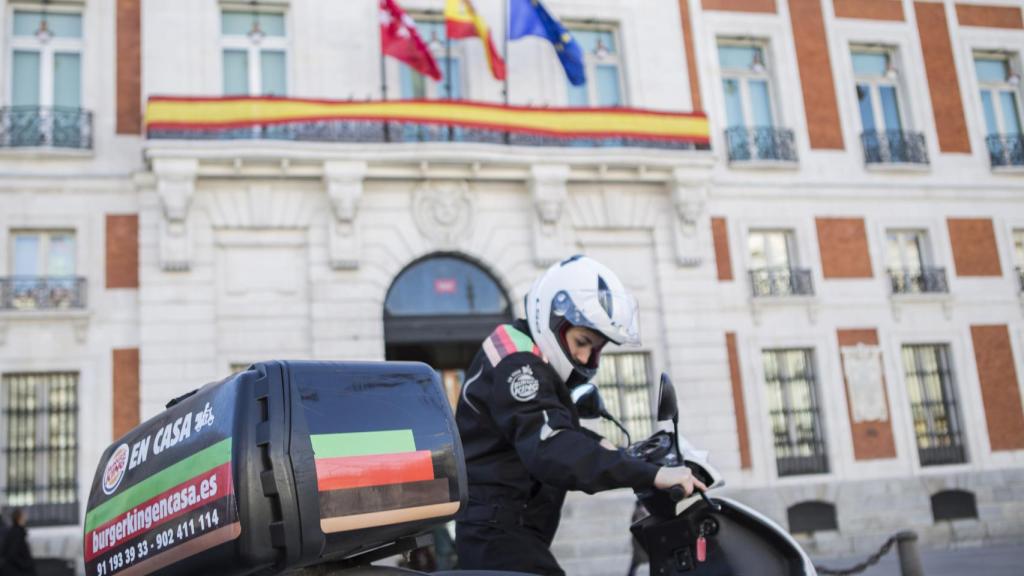 El mensajero de Burger King, con el regalo de comida basura para la presidenta.