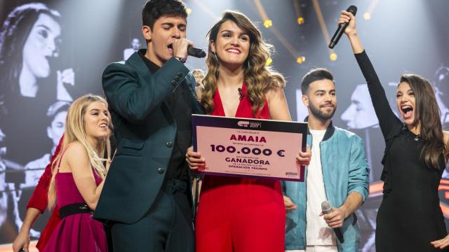 Alfred y Amaia con el premio final.