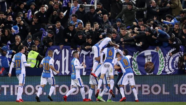 Los jugadores del Leganés celebran el gol de la ida al Sevilla.