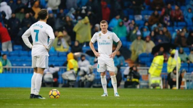 Kroos y Cristiano, cabizbajos tras la derrota. Foto: Manu Laya / El Bernabéu