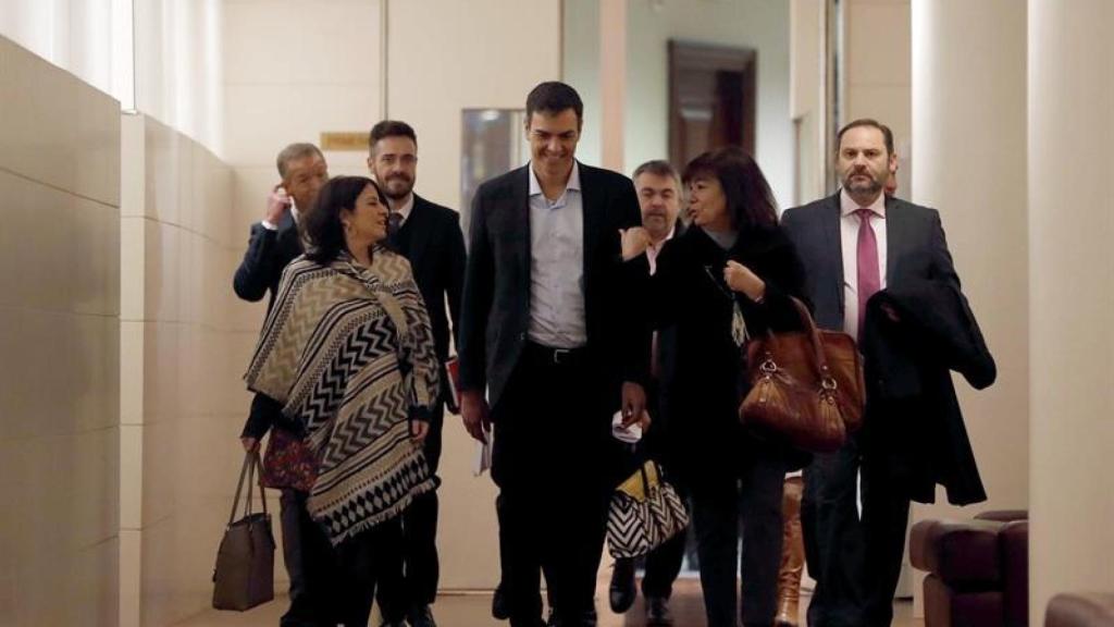 Sánchez, junto a dirigentes del PSOE, este martes en el Congreso.