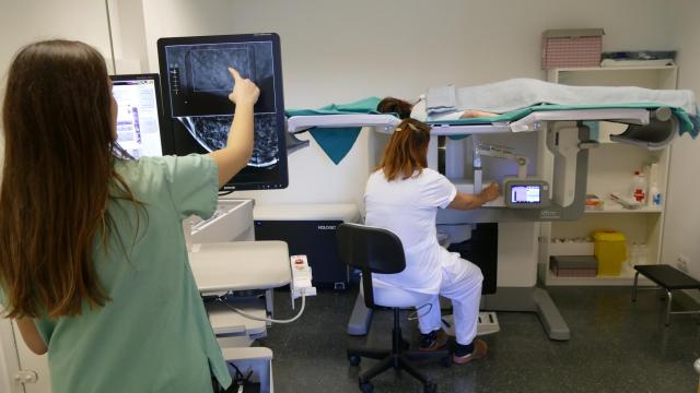 El equipo de una mesa prona con todo lo necesario para realizar las biopsias más eficaces del momento.