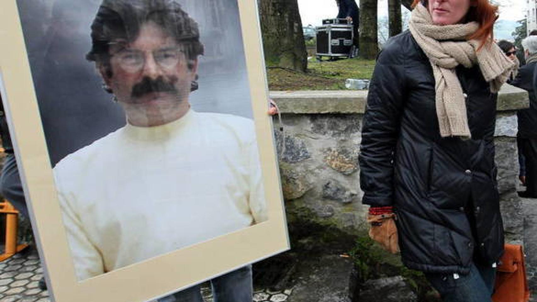 Maite Pagazaurtundúa, junto al retrato de su hermano, Joxeba.