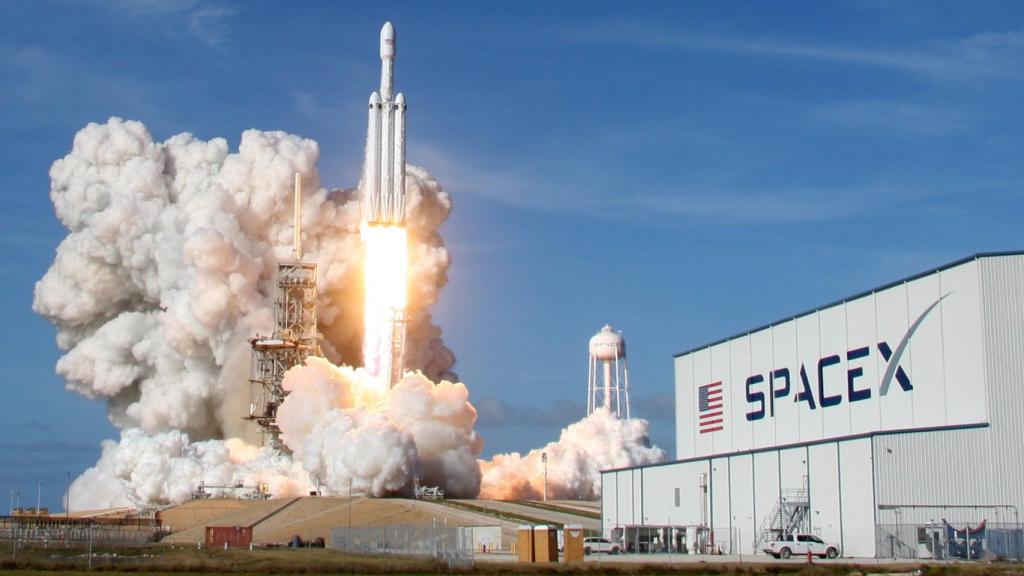 Momento en que el Falcon Heavy despega desde Cabo Cañaveral.