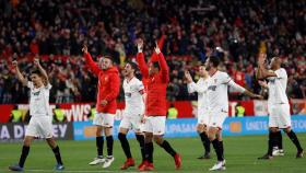 Los jugadores del Sevilla celebran el pase a la final de Copa del Rey.