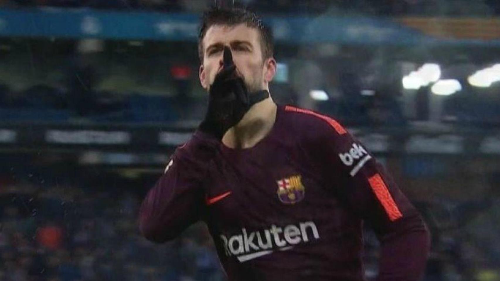 Piqué manda callar a la afición del Espanyol