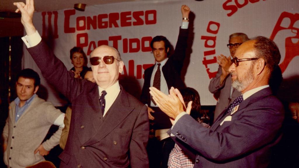 Tierno Galván, en primer plano, con Bono detrás en el III congreso del PSP, en 1976.