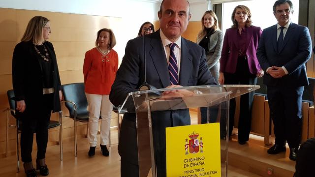 De Guindos durante la rueda de prensa.