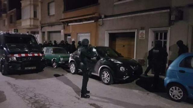 Los Mossos durante la operación.