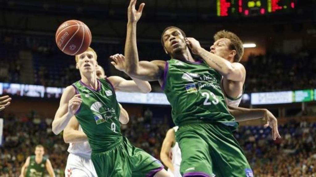 Jugadores de Unicaja Málaga en un partido de Euroliga.