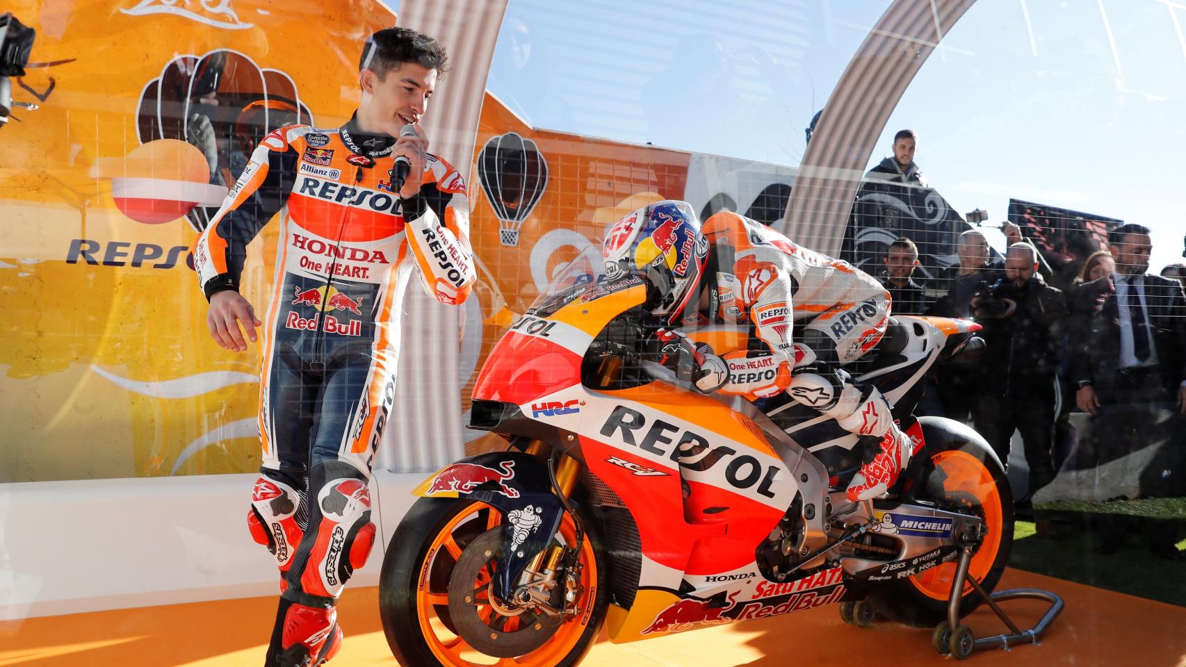 Pedrosa, acoplado en su Honda RC213V, mientras Márquez explica la posición de su compañero.