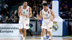 Reyes y Campazzo celebrando una canasta