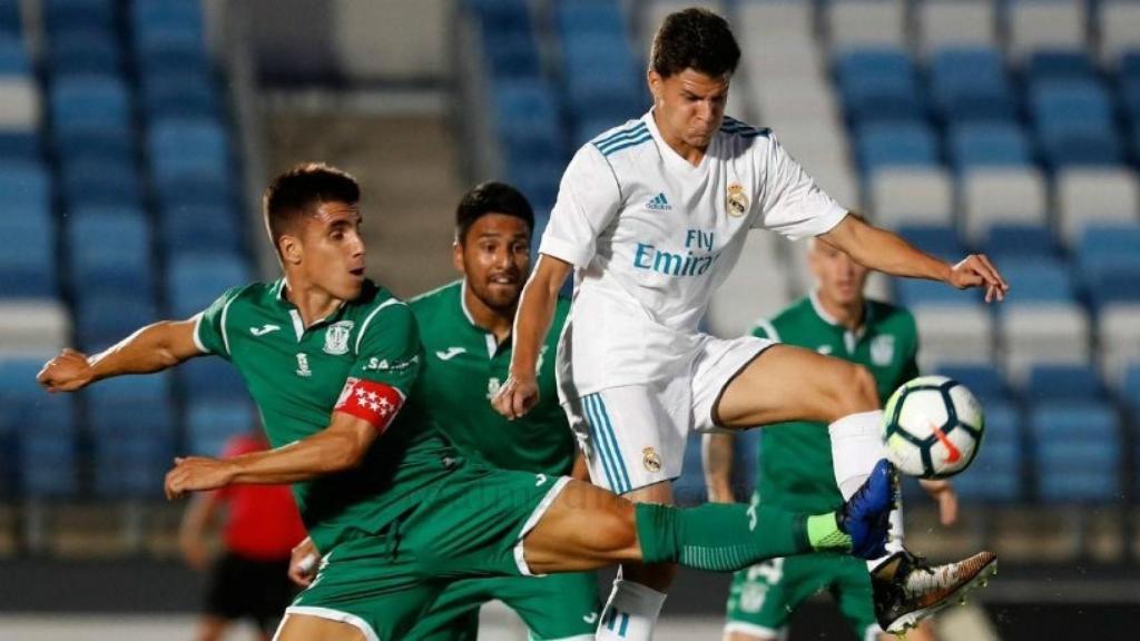 Augusto Galván controla el balón ante los jugadores del Leganés