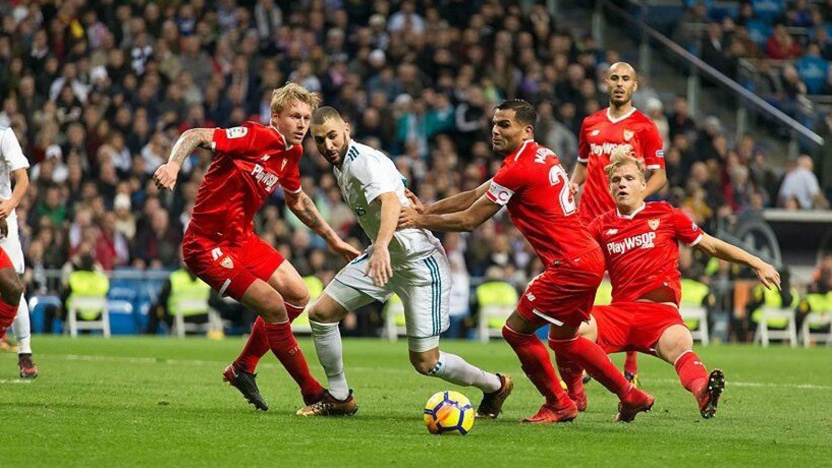 Benzema rodeado de defensores del Sevilla. Foto: Pedro Rodríguez / El Bernabéu