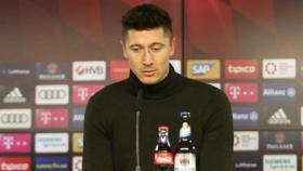 Lewandoski en rueda de prensa. Foto (@FCBayern)