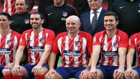 Un aficionado posa en la foto oficial del Atlético de Madrid. Foto (@atleticodemadrid.com)