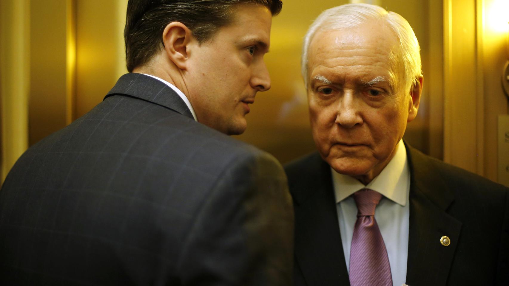 Rob Porter (izda.) conversa con el senador Orrin Hatch (dcha.).