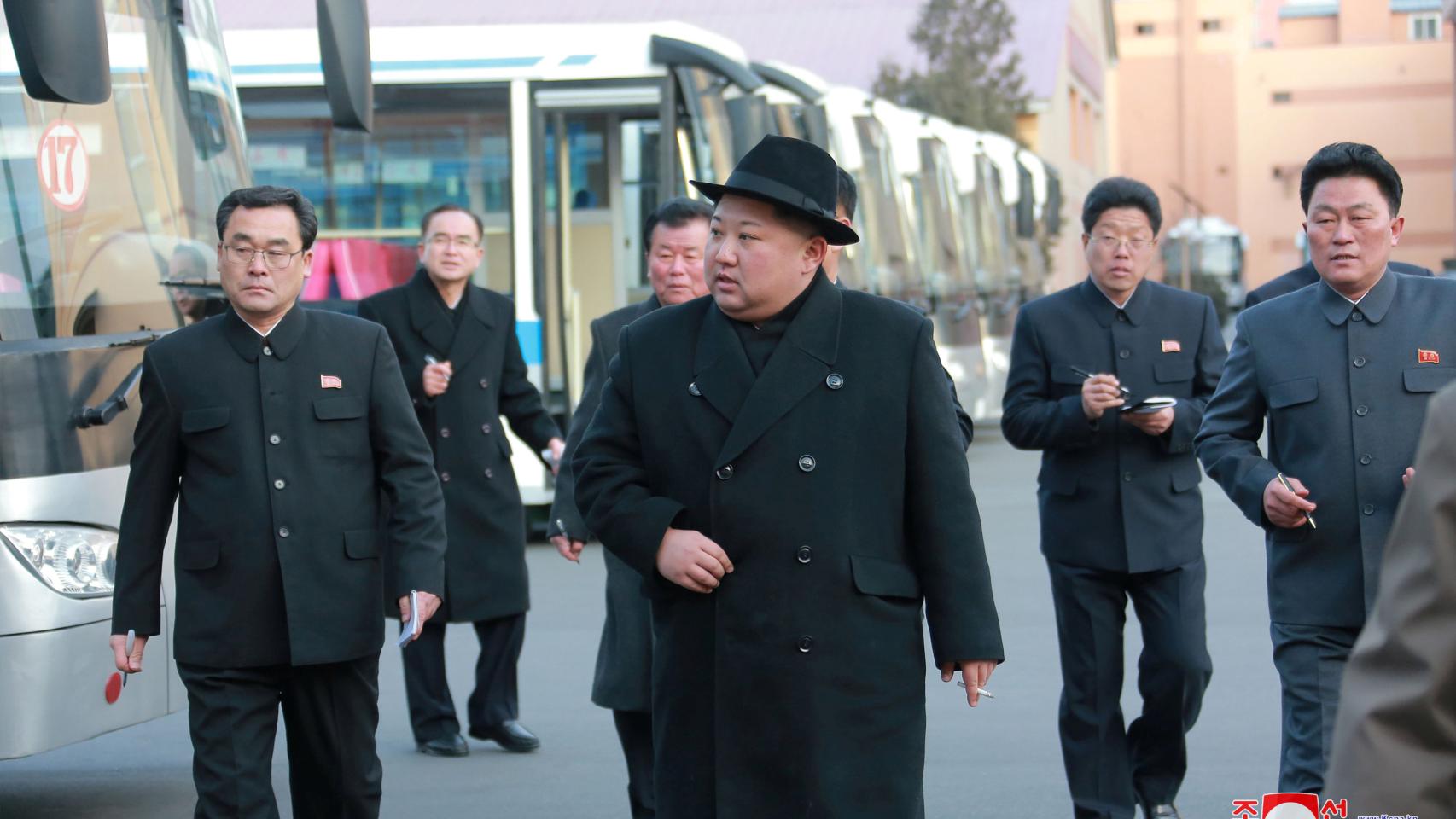 Kim Jon-un en  la inauguración de una fábrica de autobuses.