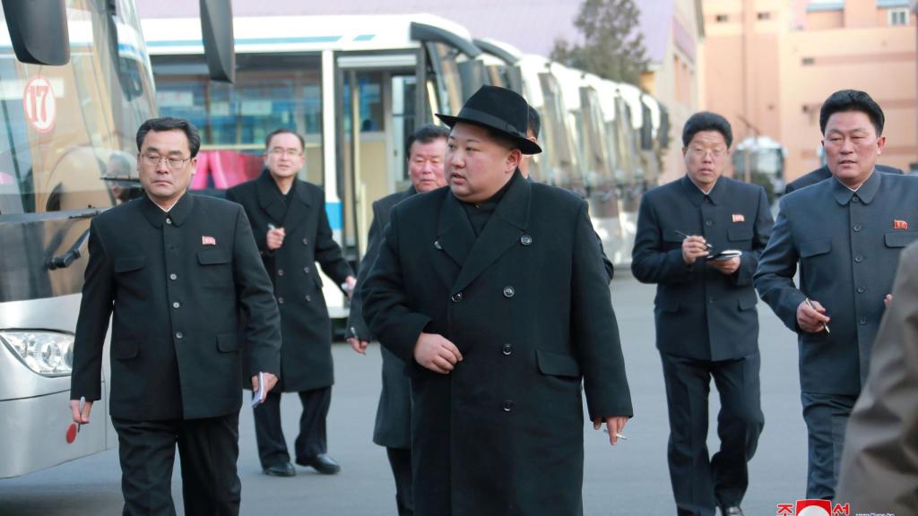 Kim Jon-un en  la inauguración de una fábrica de autobuses.