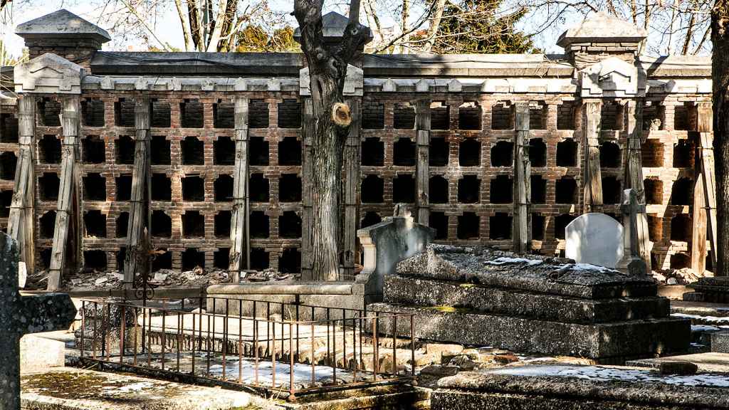 El muro de los columbarios, vacío tras la exhumación.