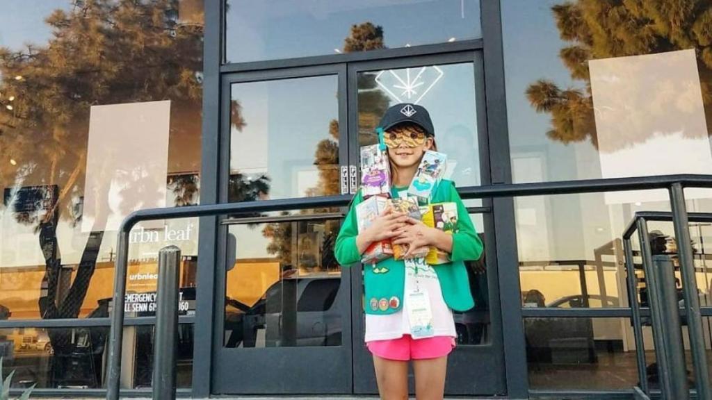 La pequeña exploradora vendió cientos de cajas de galletas en la puerta del dispensario