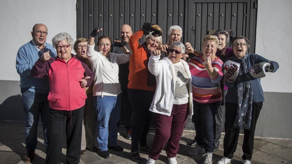 El grupo de mujeres en el Barrio de Santa María, junto a los monitores José Antonio y Jesús.