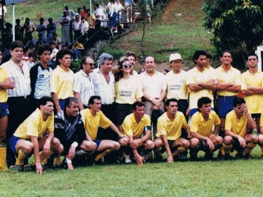 El equipo se fue de gira por Panamá, uno de los países donde Sito Miñanco acudía regularmente. En el centro de la foto, detrás de la mujer rubia, el capo gallego. A su lado, el embajador español en el país.