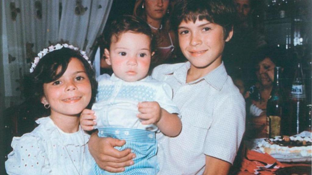 David Bisbal de bebé (en el centro) junto a sus hermanos, María del Mar y José María.