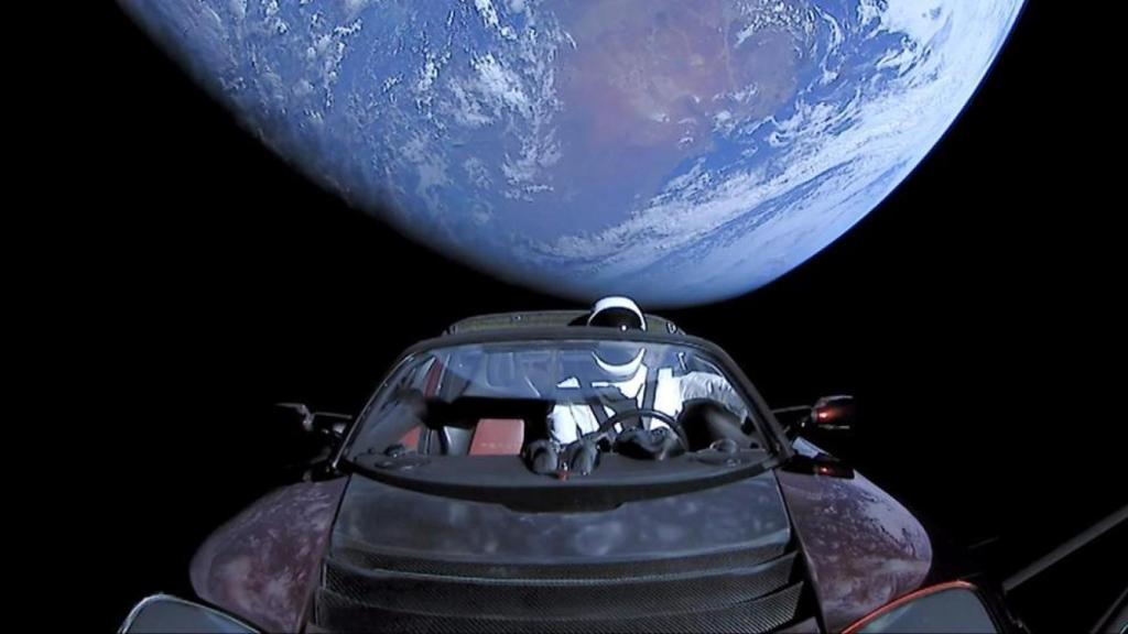 El bueno de Starman en su viaje espacial.