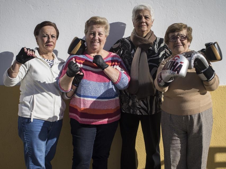 Ana, Dolores, María y Carmen junto a la sede de la asociación de vecinos.