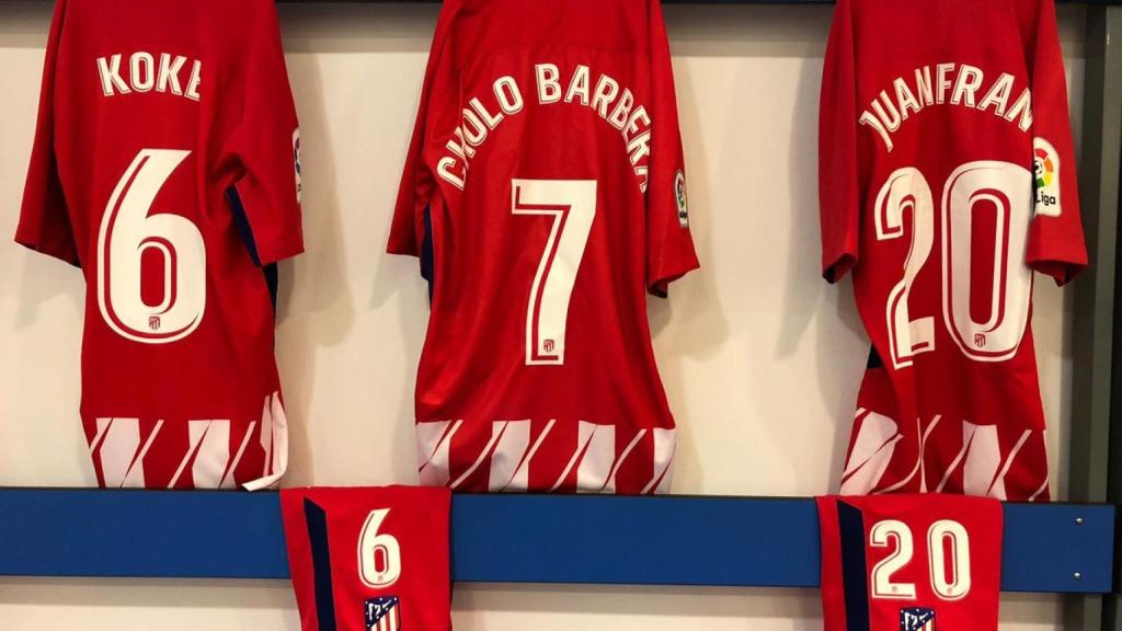 La camiseta del Atlético con el nombre de 'Cholo Barberá', en el centro.