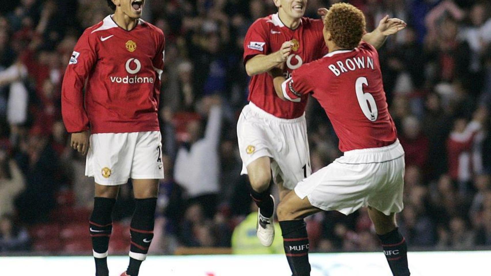 Liam Miller celebra un gol con sus compañeros de equipo