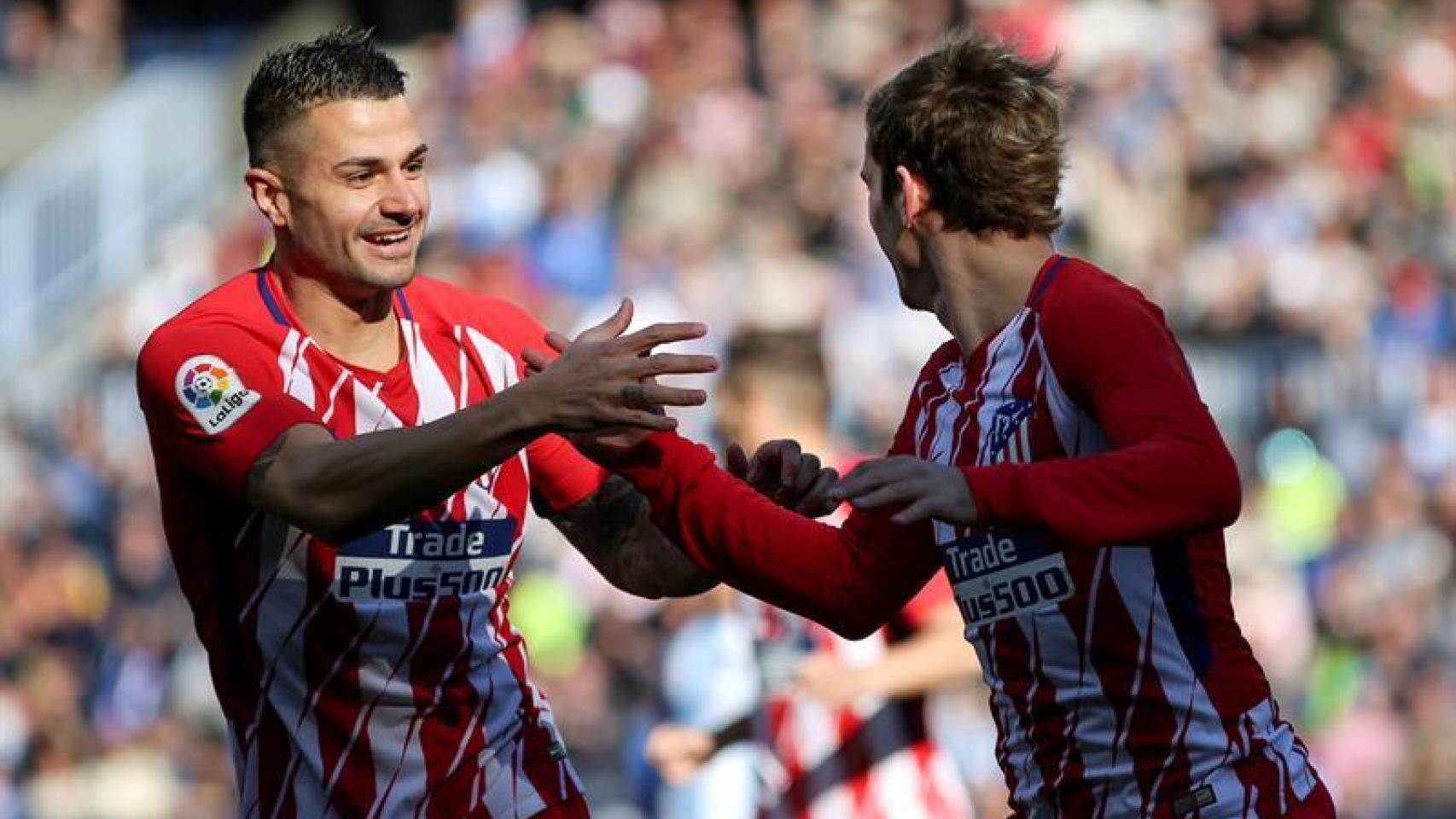 Griezmann celebra con Vitolo su gol ante el Málaga.